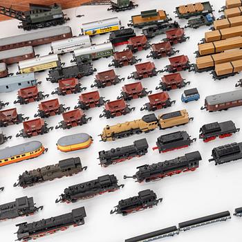 A collection of locomotives and carriages. Including Märklin, Z scale.