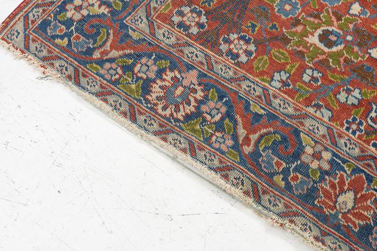 An antique Mahal rug, c.. 178 x 132 cm.