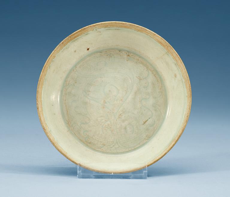 A pale green glazed dish, Song/Yuan dynasty.