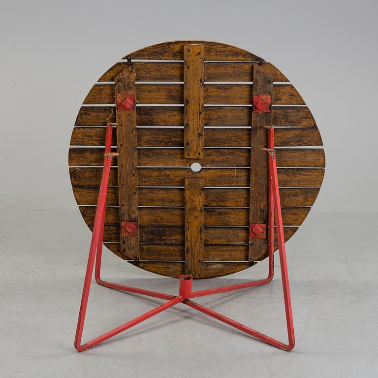 A garden table and four chairs, 20th century.