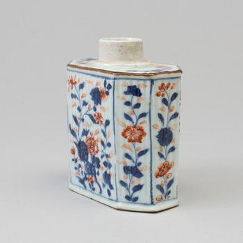 An imari tea caddy, Qing dynasty, Kangxi (1662-1722).