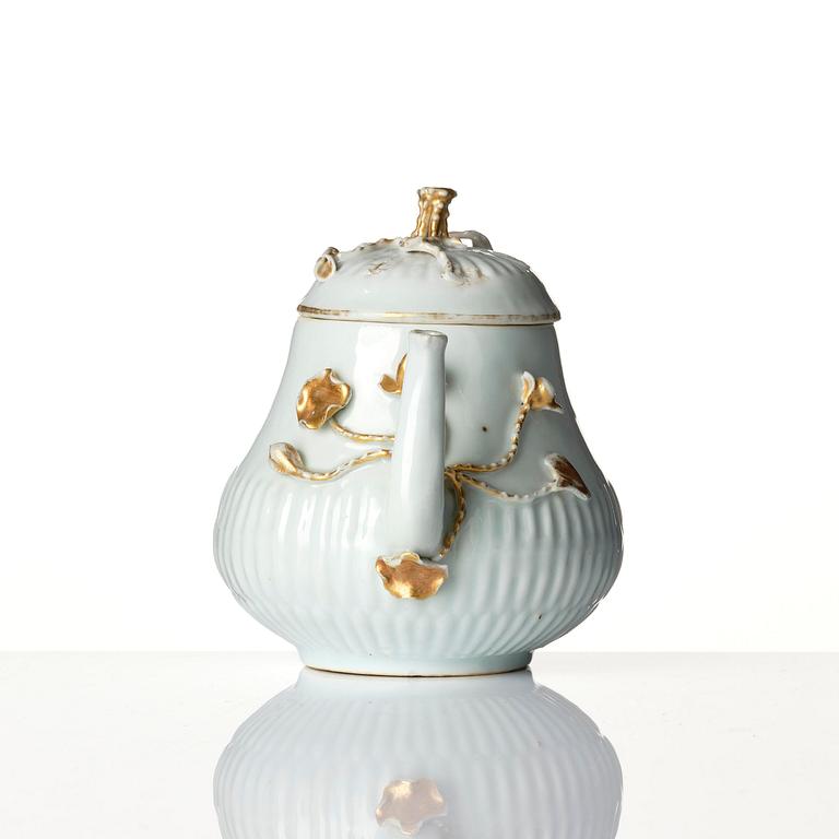 A tea pot with cover and stand, Qing dynasty, 18th century.