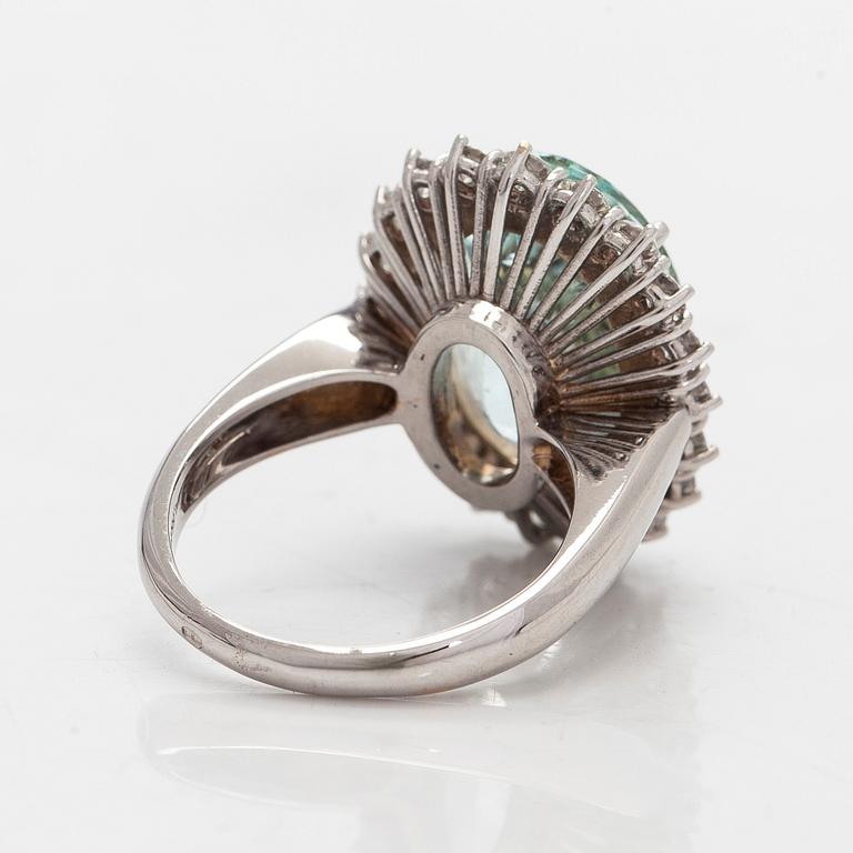 Sormus, viistehiottu akvamariini, briljanttihiotut timantit, 18K valkokultaa.