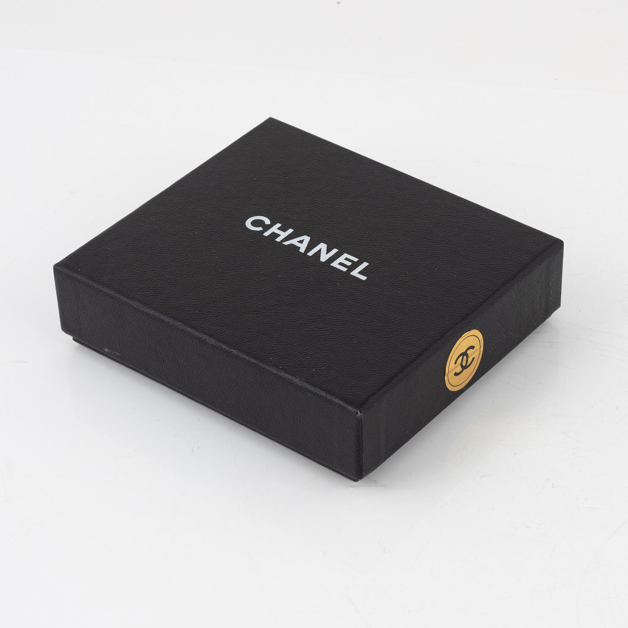 Chanel, wallet.