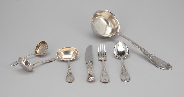 BESTICKSERIE, 58 delar. 800 silver Tyskland tidigt 1900-tal.
Vikt inklusive knivar 4169 g, exklusive knivar 2689 g.