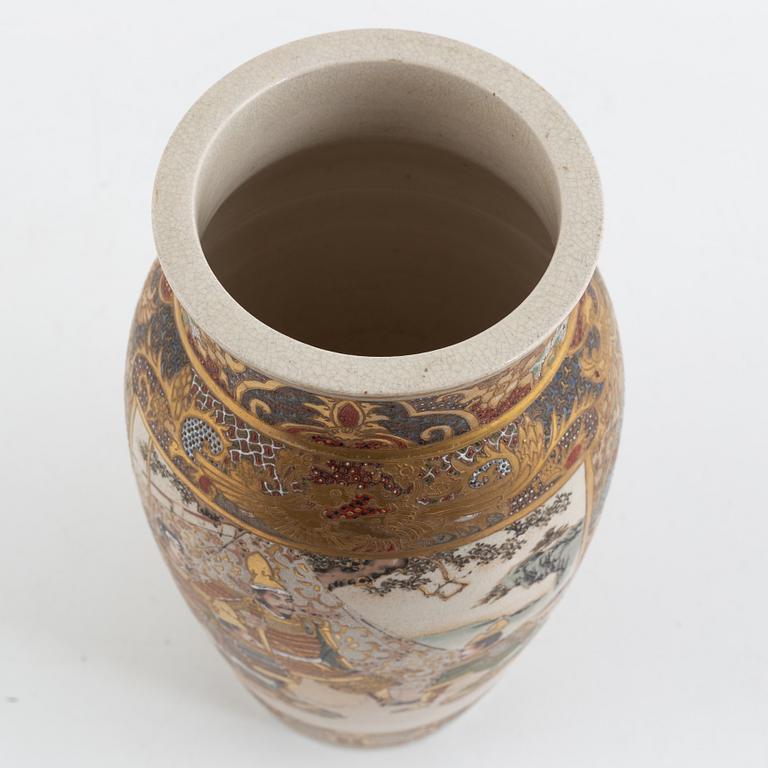 A Satsuma ware porcelain vase, Japan, Meiji (1868-1912).