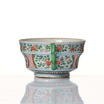 A famille verte decorated equelle, Qing dynasty, Kangxi (1662-1722).