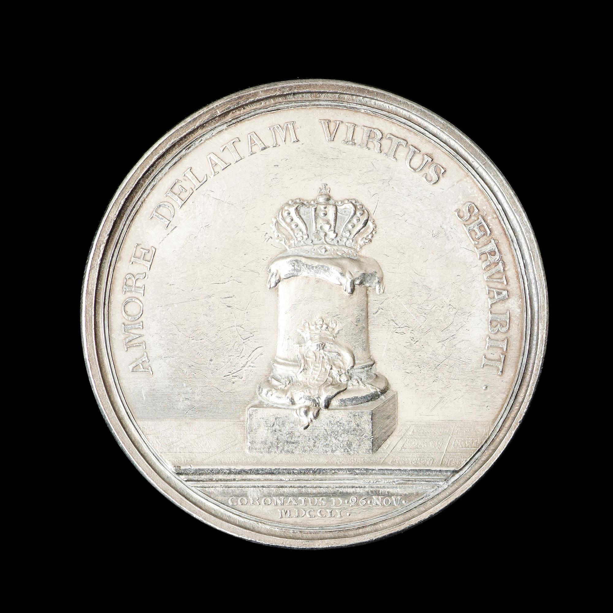 MEDALJ. Adolf Fredriks kröning i Stockholm 1751. Utförd av N. Georgii i Berlin. Silver 5,4 cm 61,3 g.
