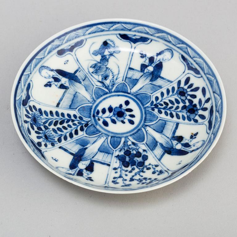 Five blue and white cups with six dishes, Qing dynasty, circa 1900.