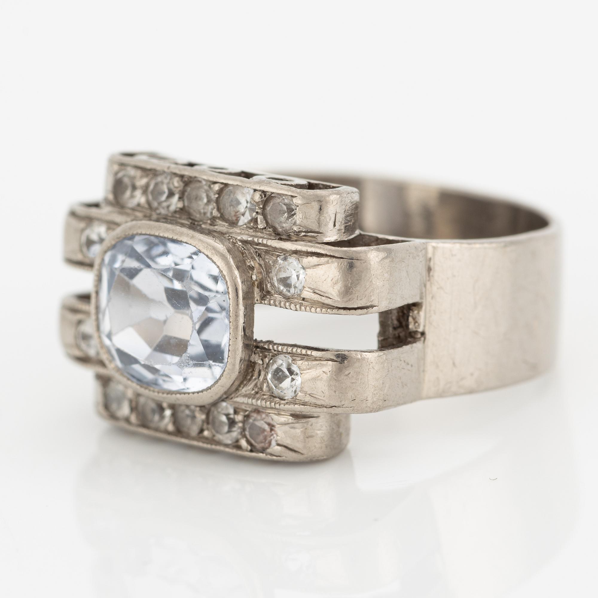 Ring, 18K white gold with sapphire and white stones. Stockholm 1952.