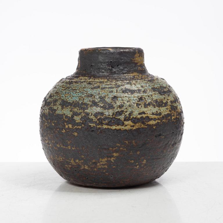 Annikki Hovisaari, a chamotte stoneware vase, Arabia, Finland 1960s.