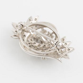 Brosch, vitguld och briljanstlipade diamanter.