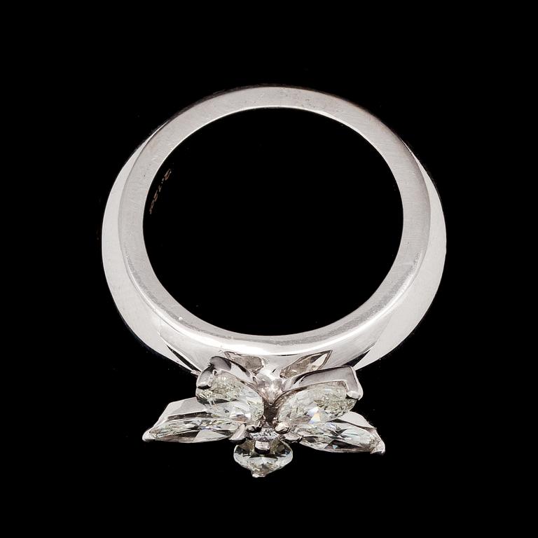 A drop cut diamond ring, tot. app. 2.30 cts.