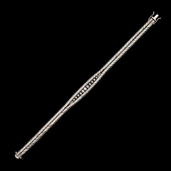 ARMBAND, 18K vitguld, diamanter. Vikt ca 29 g.