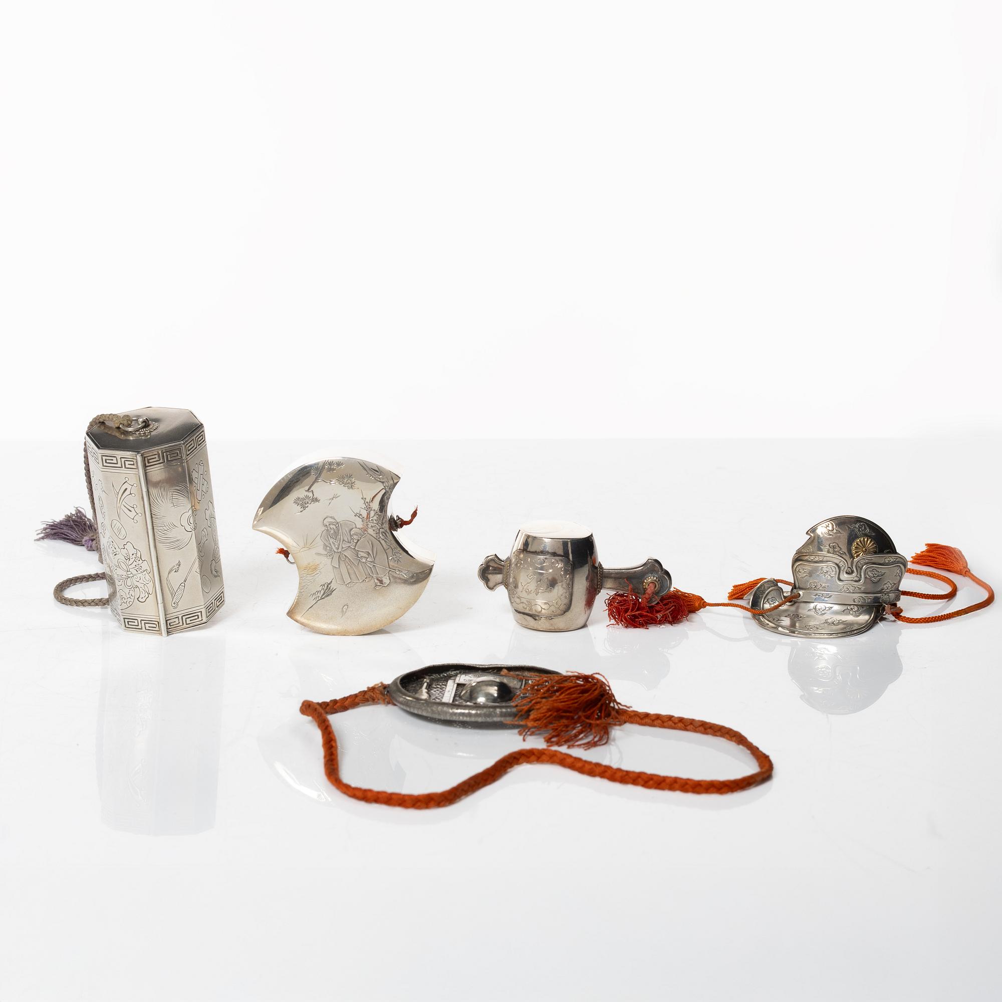 Dosor / miniatyrer, delvis silver, Japan, omkring 1900.