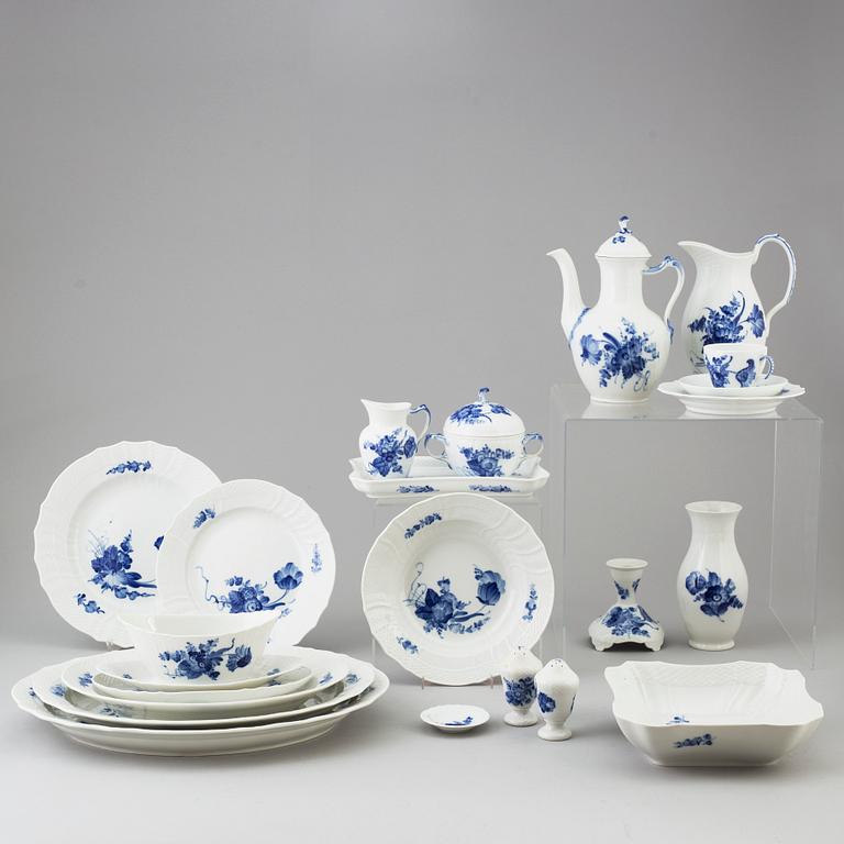 ROYAL COPENHAGEN, a 74 pcs dinner service.