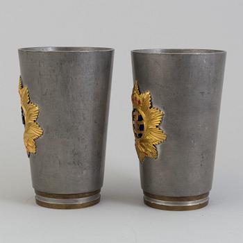 BÄGARE, två stycken, Firma Svenskt Tenn, senare dekorerade med kartuschplåtar, daterade 1930.