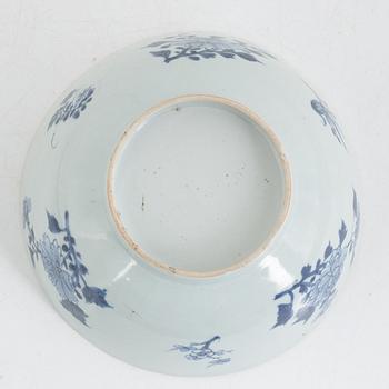 A Chinese blue and white porcelain bowl, Qing dynasty, Qianlong (1736-95).