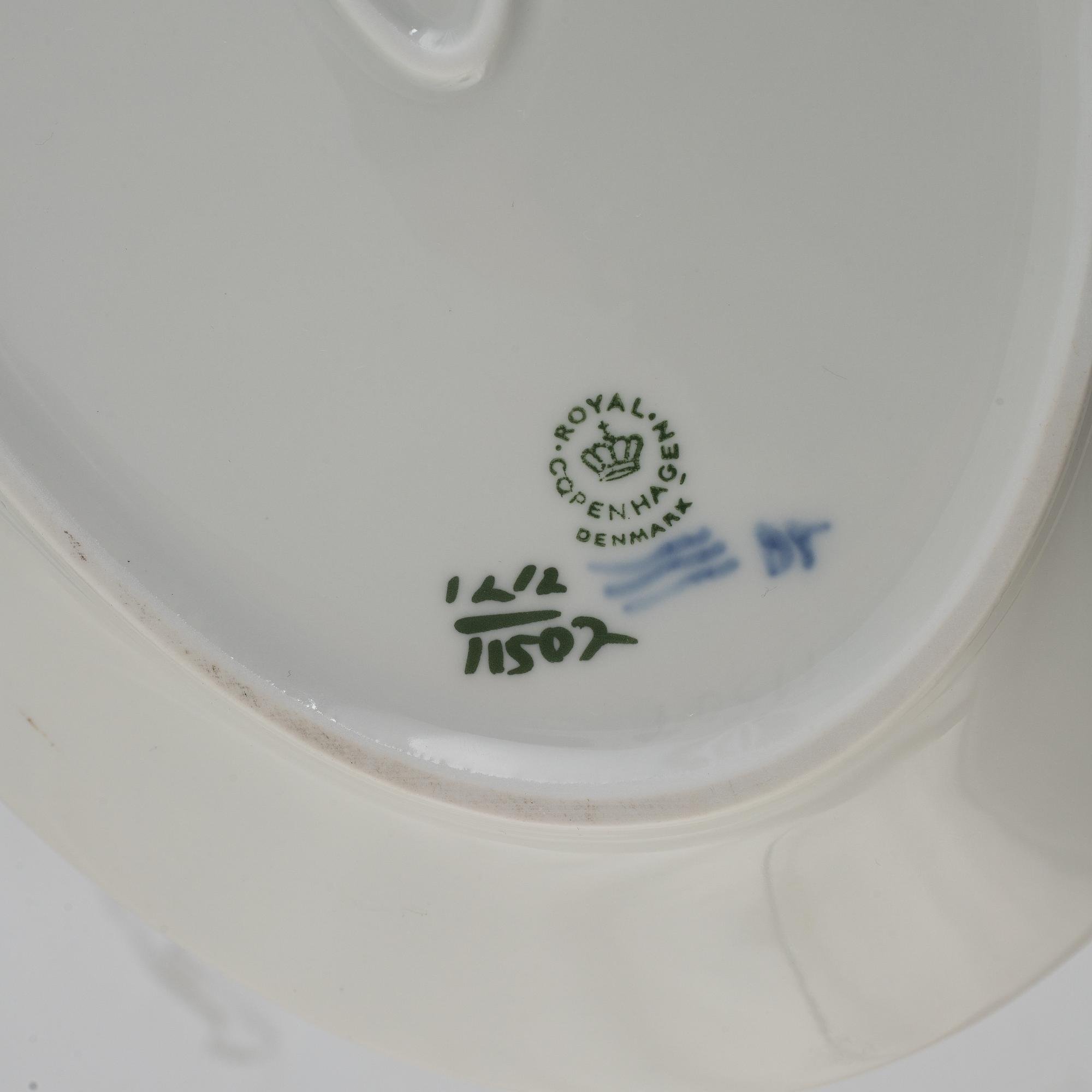 Arnold Krog, dinner service, 67 pieces, porcelain, "Blå vifte", Royal Copenhagen, Denmark.