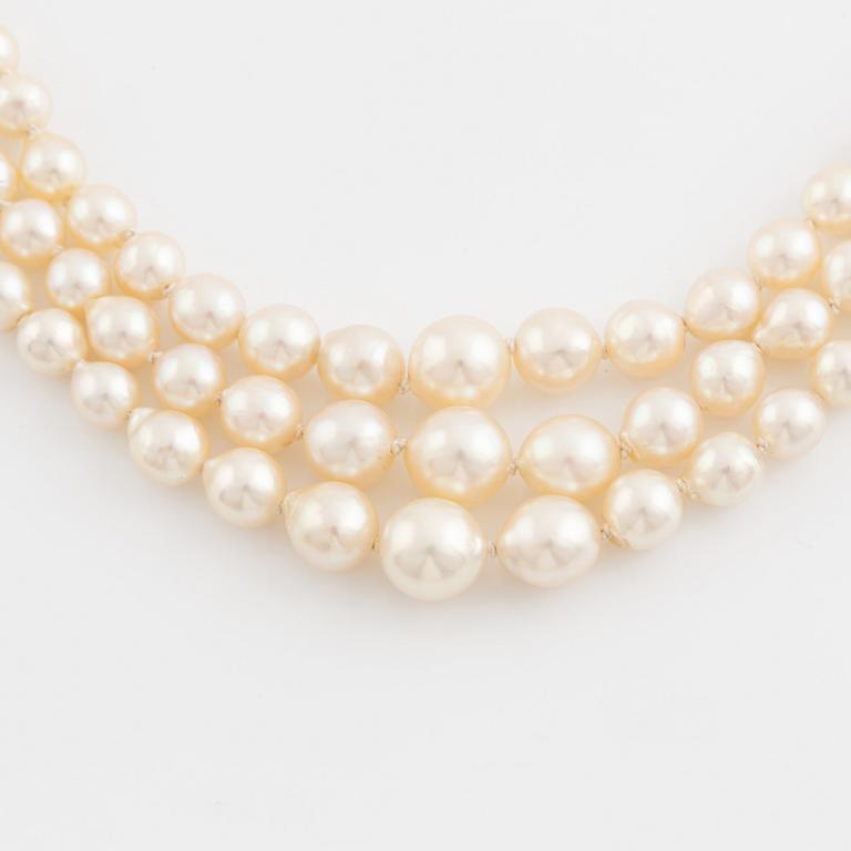 Cultured three strand pearl necklace. Clasp 18K gold.