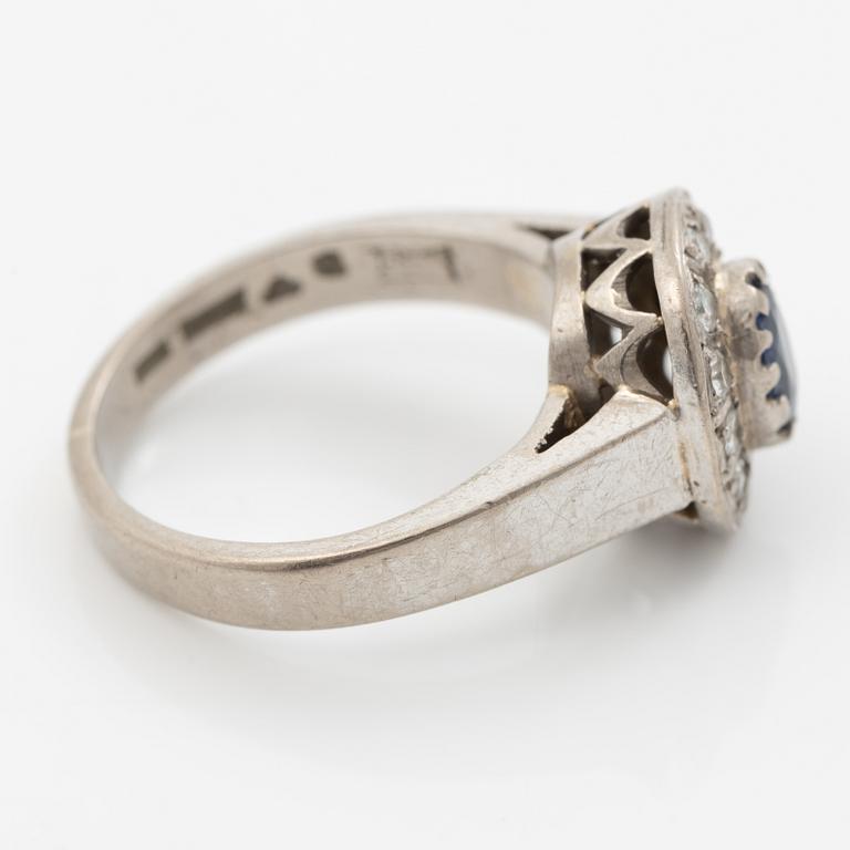 18K white gold ring with sapphire and octagonal-cut diamonds.