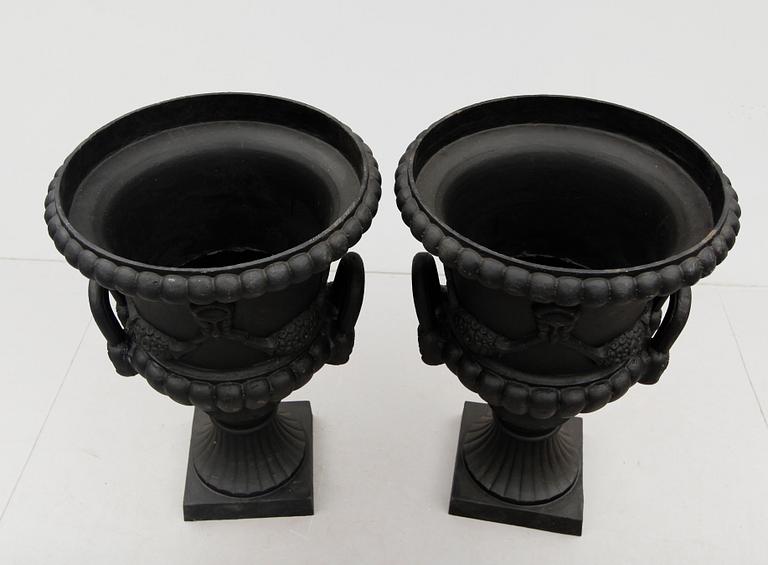 TRÄDGÅRDSURNOR, 1 par, 1900-/2000-tal.