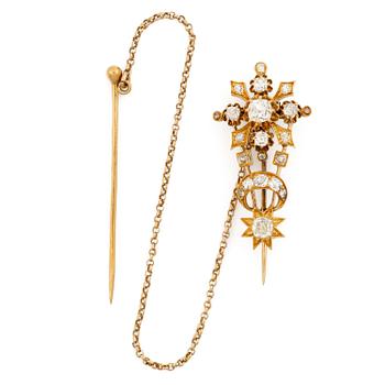 581. A brooch in gold with old-cut diamonds, in the form of a flower, ca turn of the 20th century.