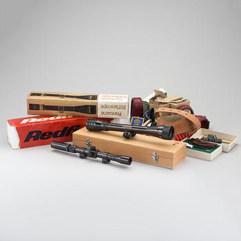 GEVÄRSTILLBEHÖR, bland annat 4 kikarsikten. 1900-tal.