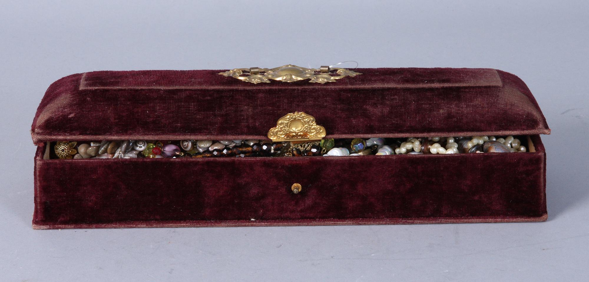 BIJOUTERIER, 10 st samt SKRIN, jugend, 1800/1900-tal.