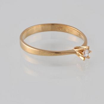 RING, 18K guld med briljantslipad diamant 0.08 ct, kattfotstämplad. Vikt 2,3 gram.