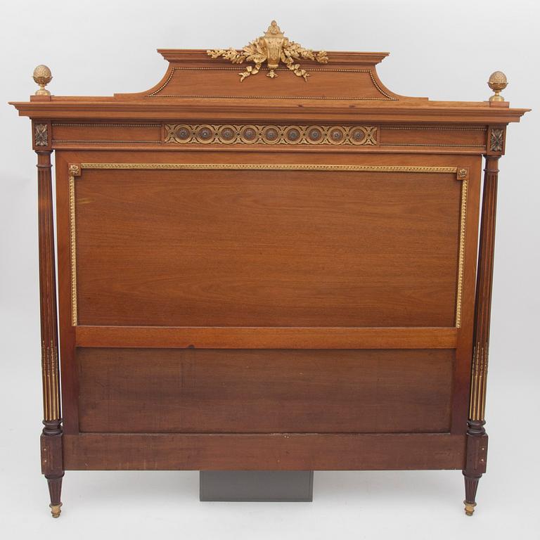SÄNG, Louis XVI-stil, 1900-talets första hälft.