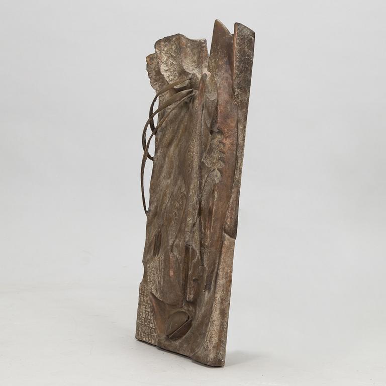 Marjatta Weckström, reliefi, pronssi, signeerattu MW ja päivätty 79.