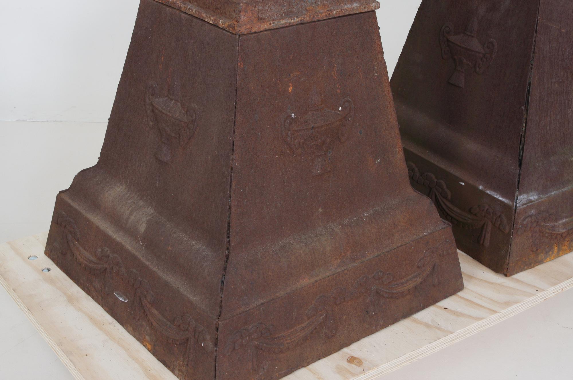 TRÄDGÅRDSURNOR, ett par gjutjärn.