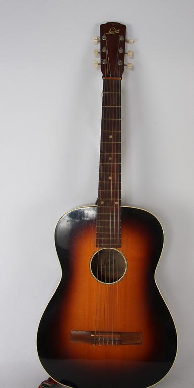GITARR, akustisk. Levin. Med gitarrstämmare.