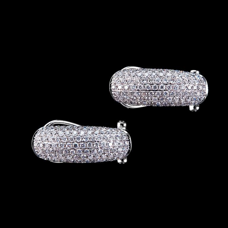 A PAIR OF EARRINGS, 254 brilliant cut diamonds c. 1.30 ct. W/vs.