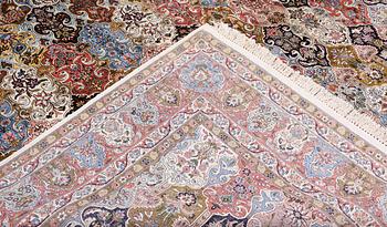 Matta, silke, Kashmir, ca 357 x 274 cm.