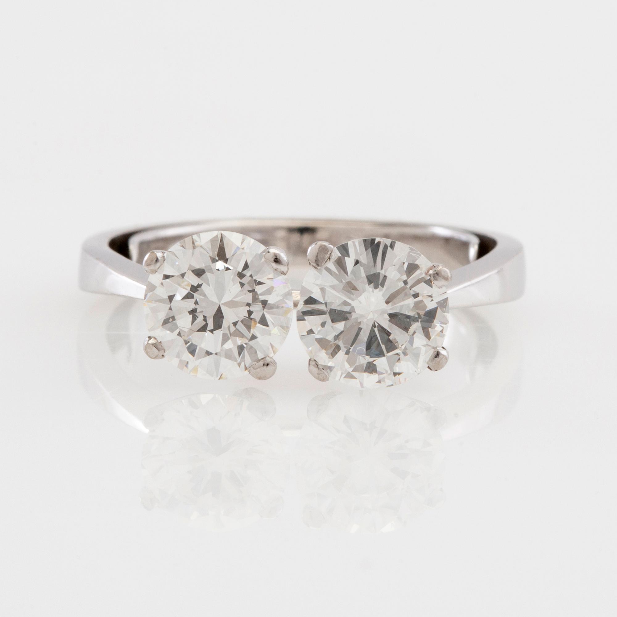 Ring 18K white gold with two diamonds acc. to certificate 2.08 ct IF/F-G.