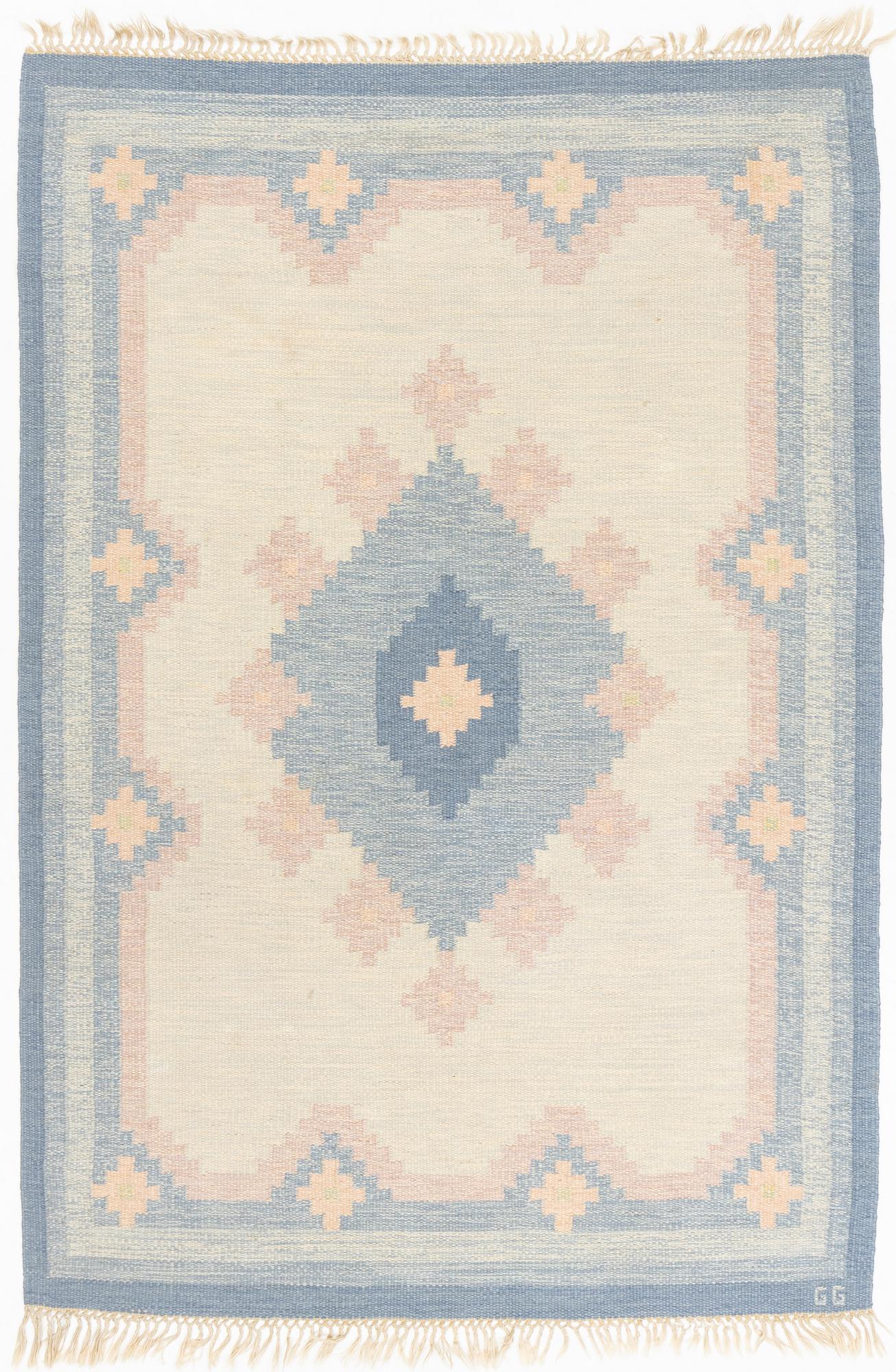 A flat weave carpet, signed GG, ca 236 x 161 cm.