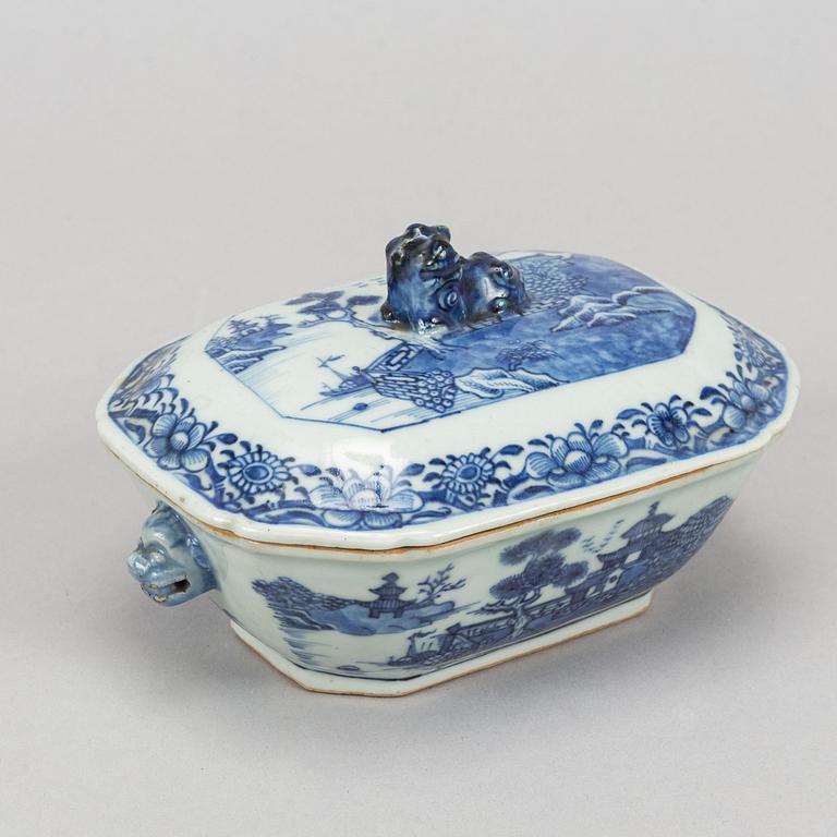 A part blue and white dinner service, Qing dynasty, Qianlong (1736-95).