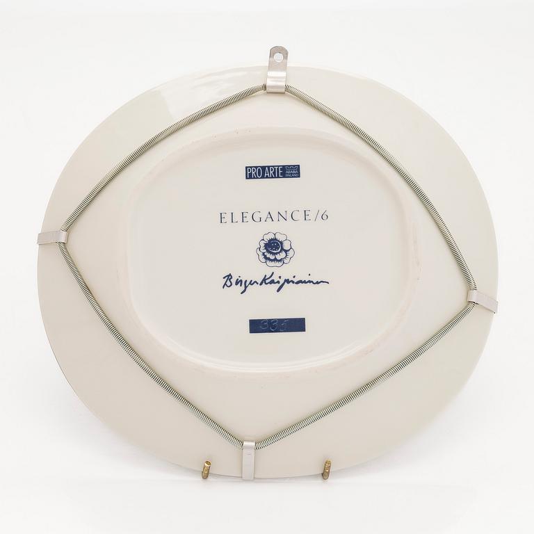 Birger Kaipiainen, A decorative porcelain dish, 'Elegance/6', numbered 335. Pro Arte, Arabia.
