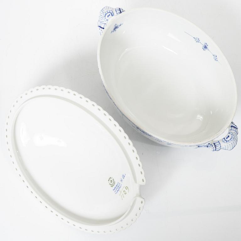 Mat- och kaffeservis, 65 delar, porslin, "Musselmalet", Royal Copenhagen, Danmark.