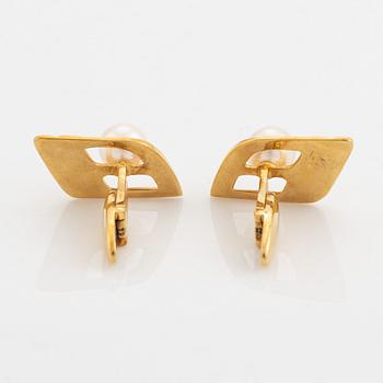 18K gold and pearl cufflinks.