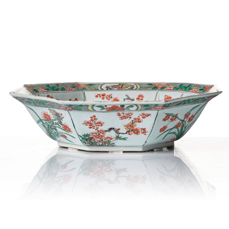 A famille verte bowl, Qing dynasty, Kangxi (1662-1722).