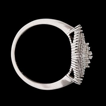 RING, 9k vitguld med åttkants- och baguettslipade diamanter tot ca0,60ct. Vikt 2,6g.