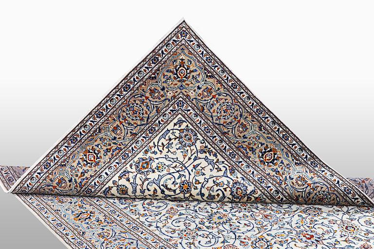 A carpet, Kashan, ca 310 x 206 cm.