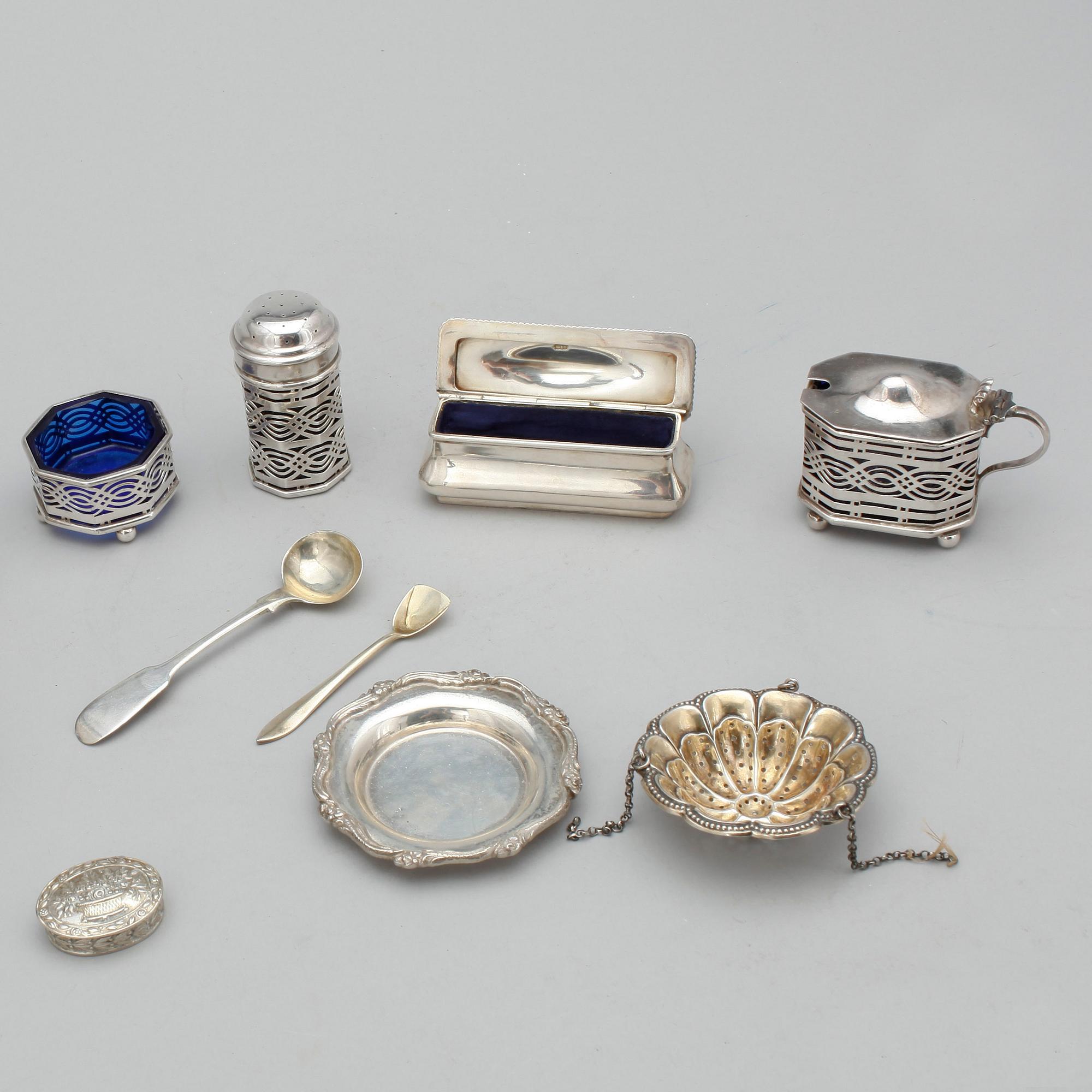 PARTI SILVER, 10 delar samt två skedar, silver, bla Birmingham. 1800-1900-tal. Tot silvervikt ca 460 gram.