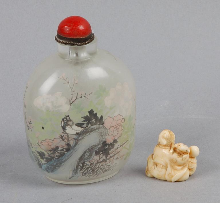 SNUSFLASKA SAMT NETSUKE, glas, ben, Kina resp Japan.