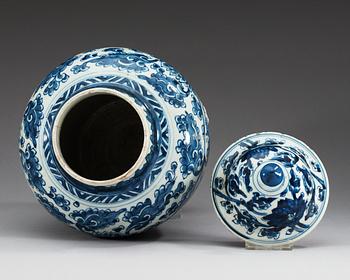 A blue and white jar with cover, Qing dynasty, Kangxi (1662-1722).