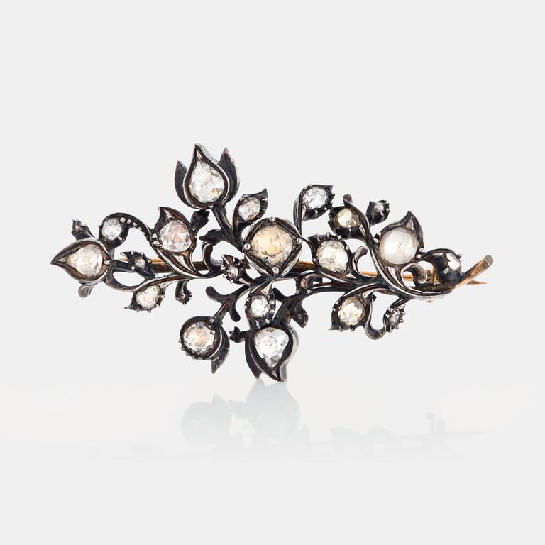 Brosch med rosenslipade diamanter.