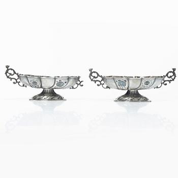 A pair of silver bowl, Carrington & Co, london, England, 1895.